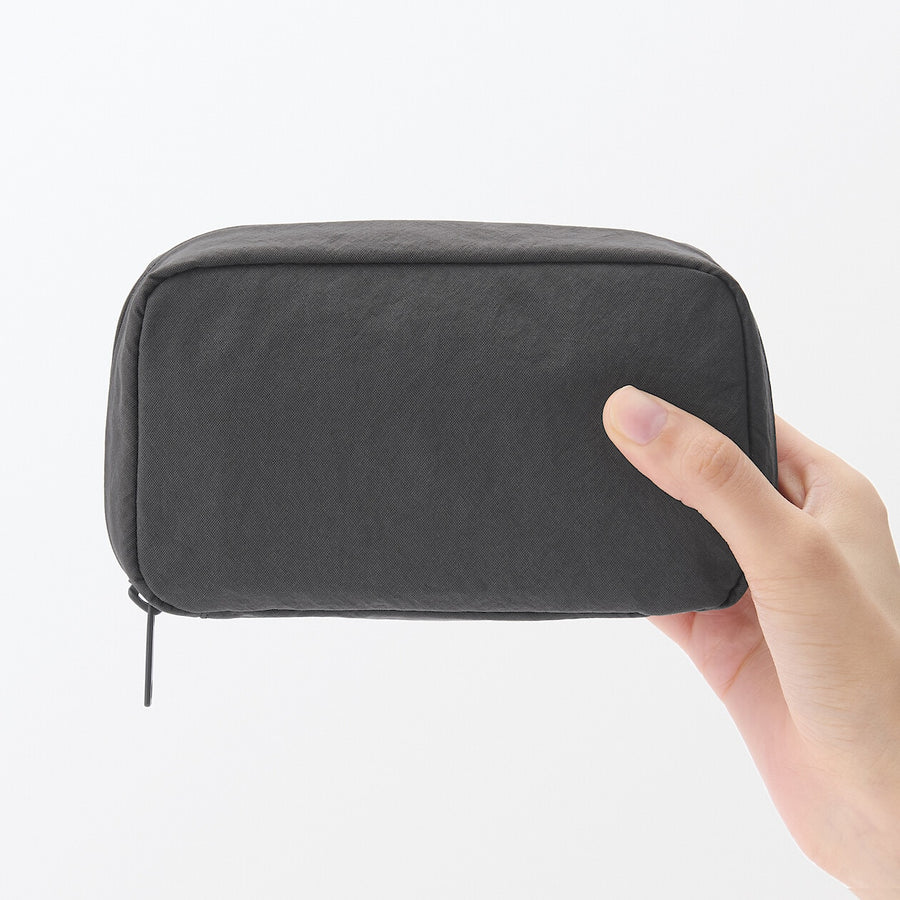 Wrinkled nylon Wide-opening pouch